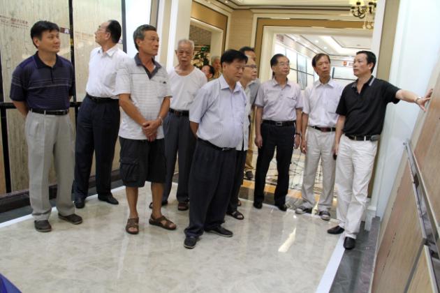 圖4、陶瓷行業(yè)老前輩被木紋磚所吸引