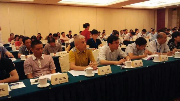 圖3、宏陶企業(yè)市場總監(jiān)王勇（左二）特邀代表參會