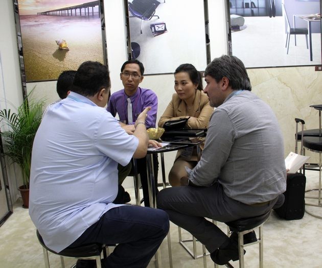 圖9、與客商細(xì)心洽談.jpg