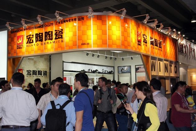 圖3、宏陶陶瓷綠色環(huán)保型特裝展位人氣鼎旺.jpg