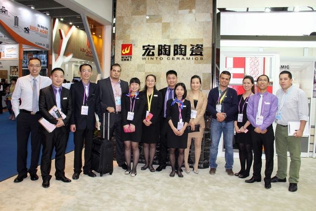圖12、宏陶陶瓷出口部銷售精英與海外客商合影.jpg