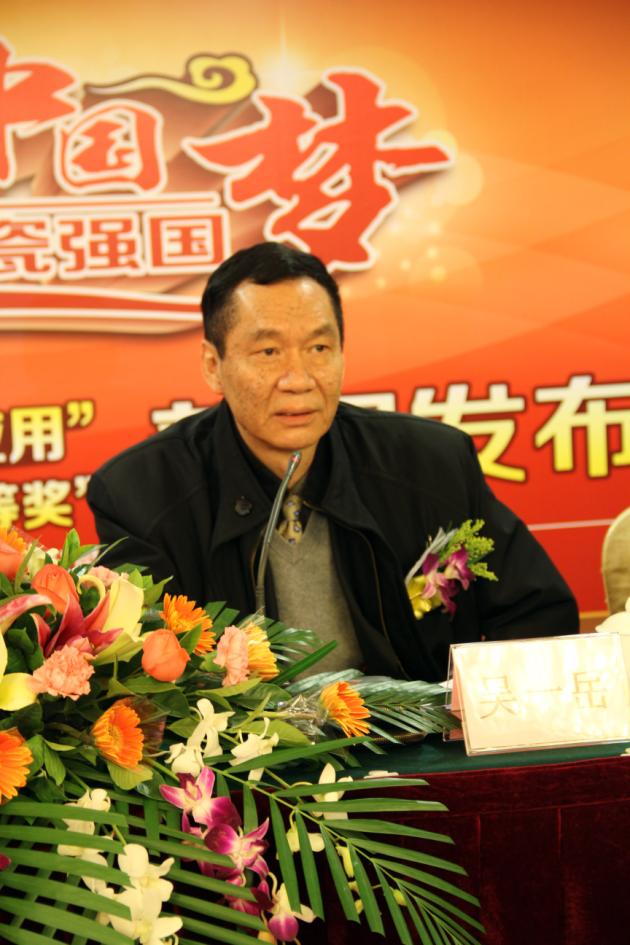 圖3、中國建材聯(lián)合會副會長、廣東建材協(xié)會會長吳一岳盛贊宏陶公司的科技創(chuàng)新