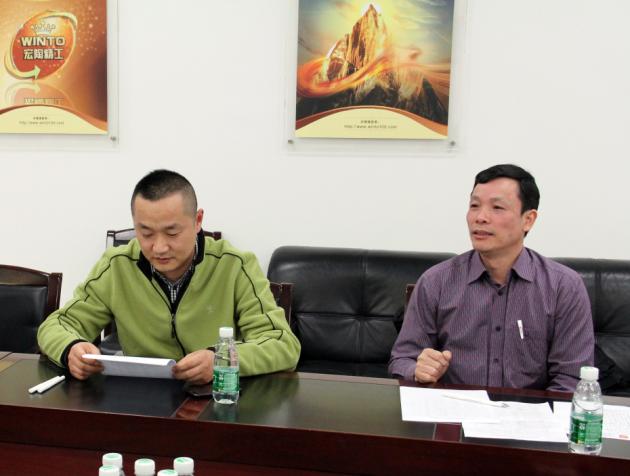 圖7、宏陶市場(chǎng)總監(jiān)霍達(dá)炎（右一）介紹五屆活動(dòng)評(píng)比的概況及本屆的亮點(diǎn)