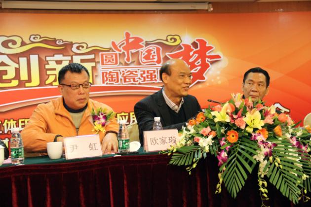 圖3、企業(yè)副總歐家瑞（左二）在新聞發(fā)布會上精彩講話，贏得滿堂喝彩