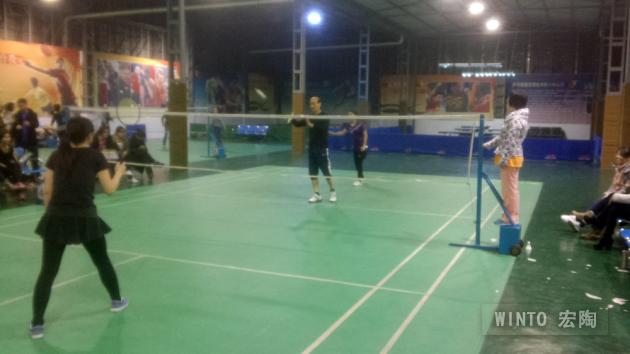 男女羽毛球混打中，企業(yè)副總歐家瑞親自比賽，正在開球-瓷磚一線品牌宏陶陶瓷
