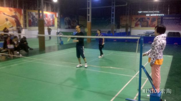 圖2、前為企業(yè)副總歐家瑞，后為平面部設(shè)計(jì)師盧婉貞-瓷磚一線品牌宏陶陶瓷