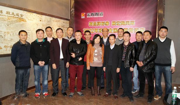 圖1、企業(yè)相關(guān)領(lǐng)導、宏陶各銷售老總、獲獎經(jīng)銷商代表頒獎儀式上合影