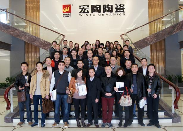 圖2、企業(yè)相關(guān)領(lǐng)導、宏陶各銷售老總、獲獎經(jīng)銷商代表、銷售業(yè)務代表及設(shè)計師代表在展廳大堂大合影