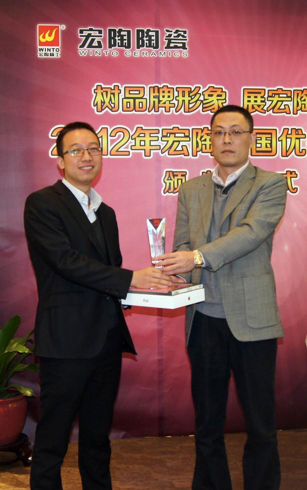 圖7、宏陶拋光磚銷售副總張彥為山東青島宏陶專賣店代表頒獎