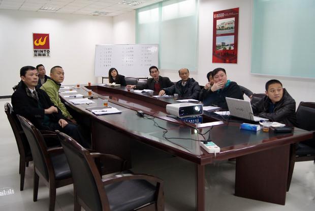 圖1、全體評委觀看參評專賣店幻燈片播放效果