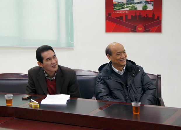 圖2、企業(yè)副總歐家瑞（右一）、宏陶銷售總經(jīng)理陸志江對參評專賣店裝修效果感到滿意