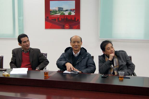 圖3、企業(yè)副總歐家瑞對第四屆優(yōu)秀專賣店評比給予高度的評價（右一為企業(yè)市場總監(jiān)王勇）