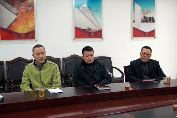 圖4、宏陶釉面磚銷售副總王虎明(左一)、宏陶仿古磚銷售副總曹剛毅（中）、宏陶拋光磚銷售副總張彥（右一）審評會上