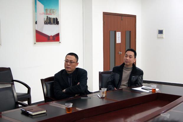 圖5、宏陶拋光磚銷售副總張彥（左一）、宏陶廣東線銷售副總龐永江（右一）認真觀看參評專賣店幻燈片播放效果