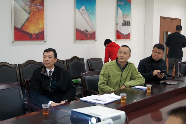 圖6、觀看幻燈片的同時，宏陶仿古磚副總曹剛毅（右一）特別用手機記下專賣店裝修效果的不同亮點