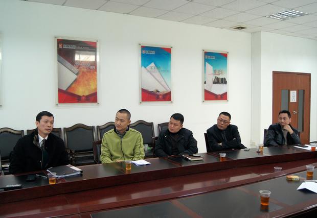 圖7、宏陶市場總監(jiān)霍達炎（左一）介紹專賣店參評情況