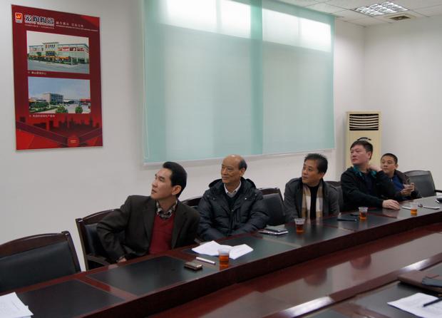 圖8、點票、記票、公布結(jié)果，評委們都在緊張注視著優(yōu)秀專賣店名單的出爐