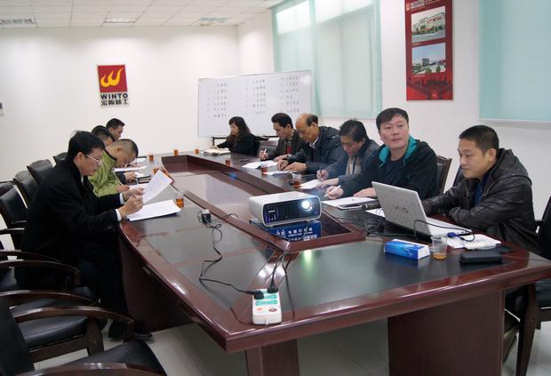 圖9、評比現(xiàn)場，圖為評委在認真審評情景