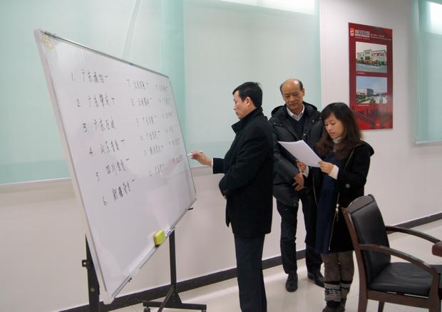 圖10、企業(yè)副總歐家瑞親自監(jiān)督評選記票