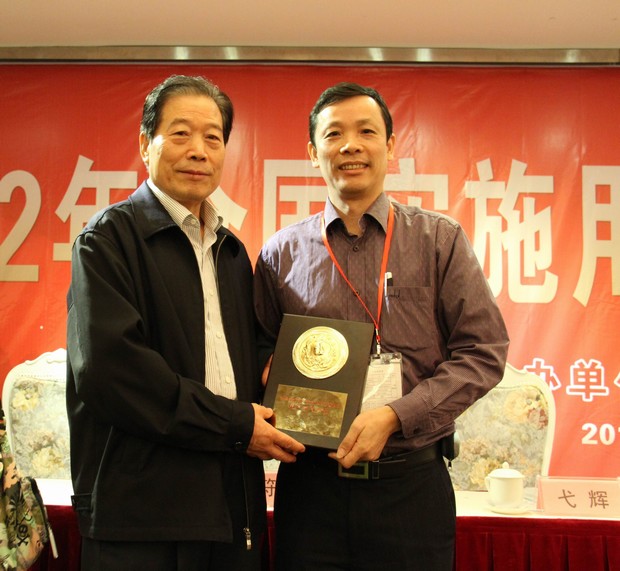 5、全國(guó)用戶委員會(huì)主任弋輝（左）與宏陶市場(chǎng)總監(jiān)霍達(dá)炎合影