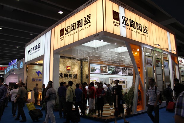 10月15日至19日，宏陶陶瓷作為中國建陶行業(yè)的知名企業(yè)，再次以強(qiáng)大的陣容和極具震撼力的創(chuàng)新產(chǎn)品在第112屆廣交會(huì)琶洲展館9.2號(hào)館最醒目的位置上精彩綻放，備受廣交會(huì)各級(jí)領(lǐng)導(dǎo)、中外客商的贊譽(yù)和媒體的廣泛關(guān)注。