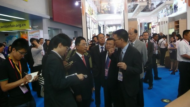 圖2、國家商務(wù)部副部長蔣耀平，中國五礦化工進(jìn)出口商會(huì)會(huì)長陳峰等領(lǐng)導(dǎo)一行視察中國建陶行業(yè)知名企業(yè)宏陶陶瓷展位，并聽取了企業(yè)出口總經(jīng)理伍劍鋒的匯報(bào)