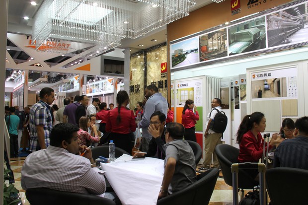 圖4、出口部精英為海外客商介紹宏陶產(chǎn)品優(yōu)勢