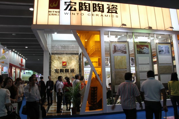 圖6、超耐磨高硬度全拋釉磚及一輥多色多圖“疊彩”釉面磚吸引客商的眼球