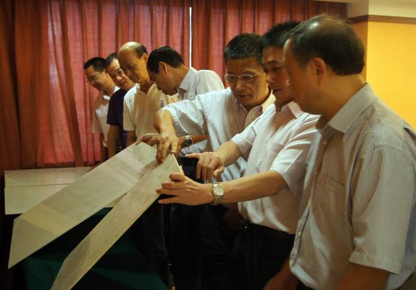 圖4、專家現(xiàn)場考察綠色創(chuàng)新產(chǎn)品