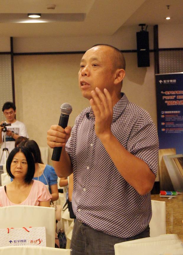 圖4、陶瓷資訊報(bào)社長喻鎮(zhèn)榮盛贊宏陶公司誠信贏天下